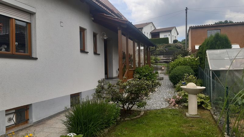 Zweifamilienhaus (240 m²) mit zwei Einheiten, Garten und Garage – ruhig in  Gaulzhofen, Aindling